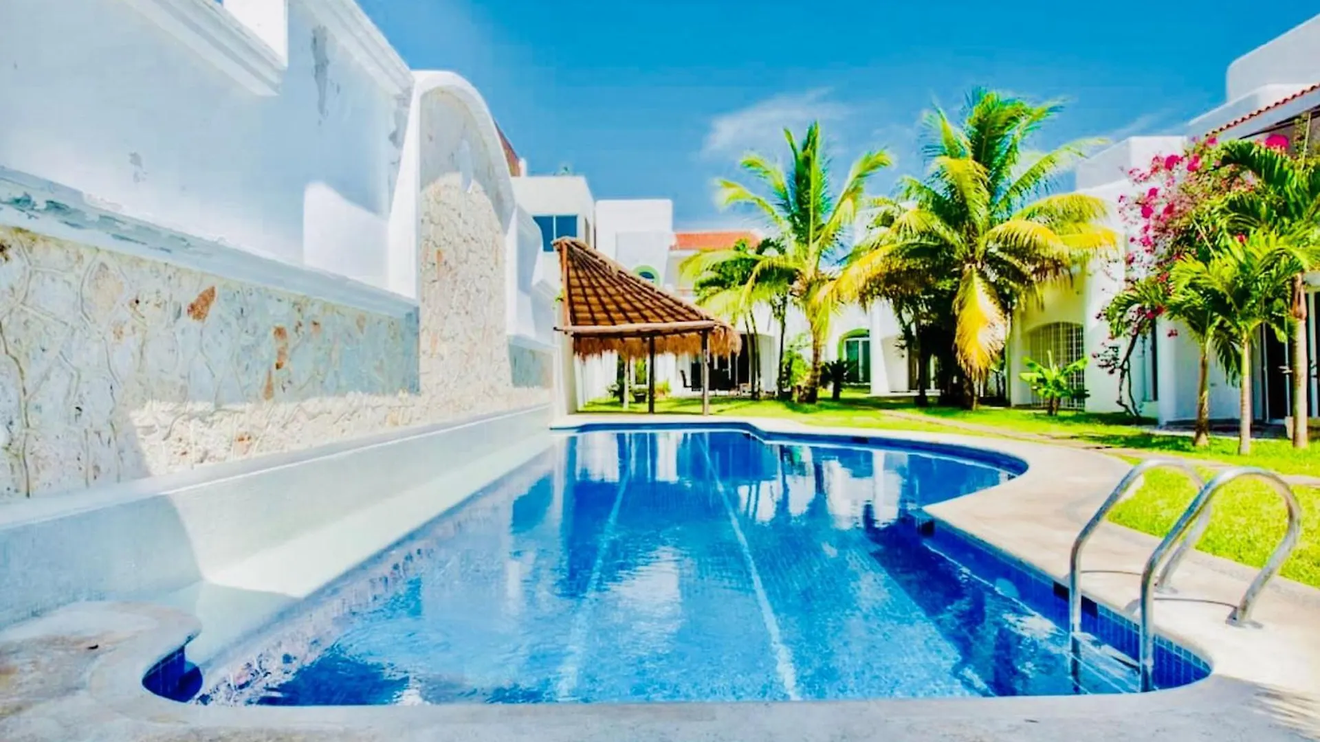 Deluxe Jacuzzi Balcony Room With Swimming Pool Air Conditioning And Parking Playa del Carmen