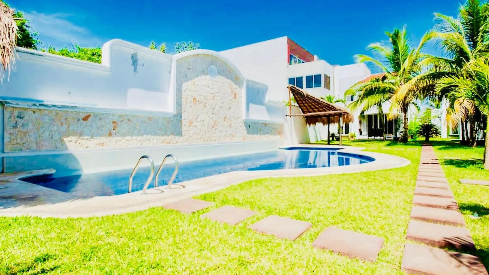 Deluxe Jacuzzi Balcony Room With Swimming Pool Air Conditioning And Parking Playa del Carmen Gasthuis