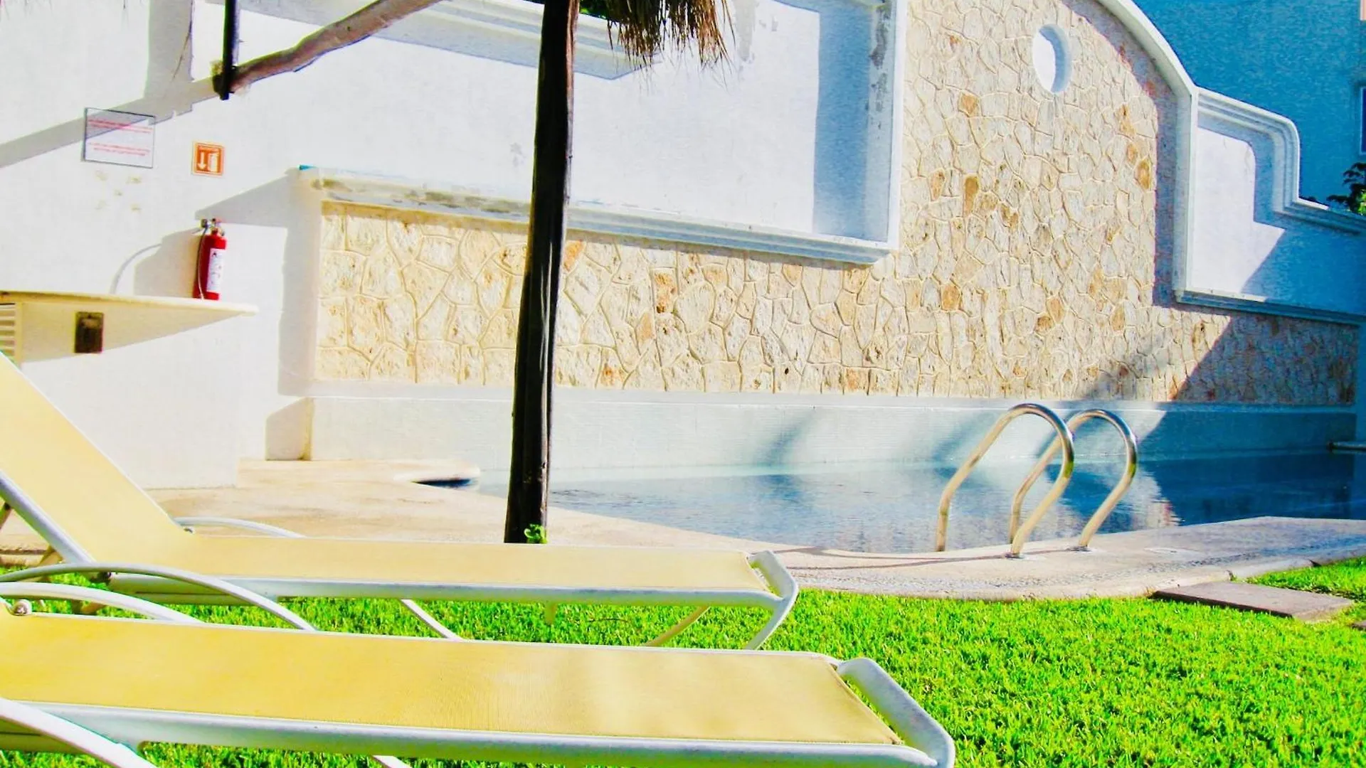 *** Gasthuis Deluxe Jacuzzi Balcony Room With Swimming Pool Air Conditioning And Parking Playa del Carmen Mexico