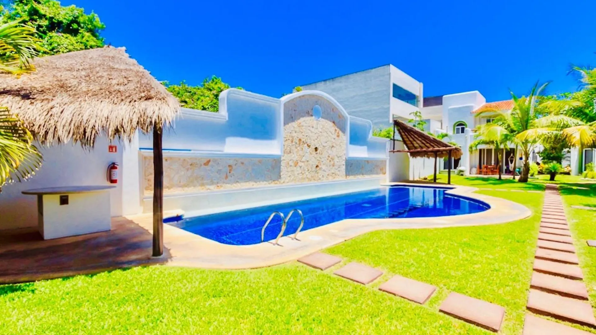 *** Guest house Deluxe Budget Balcony Room With Swimming Pool Air Conditioning And Parking Playa del Carmen Mexico